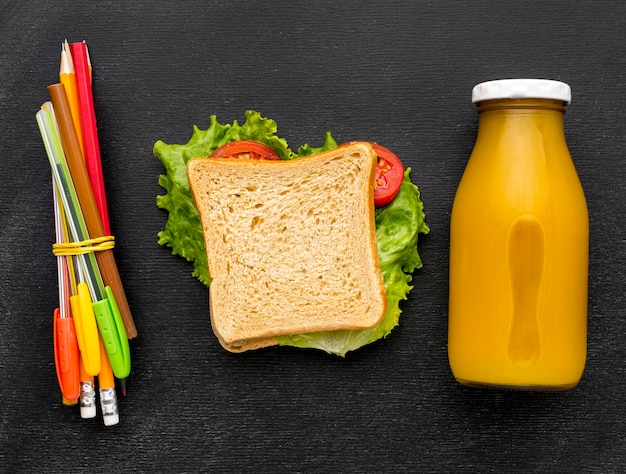 사진 샌드위치와 연필로 학교 필수품의 평평한 평신도