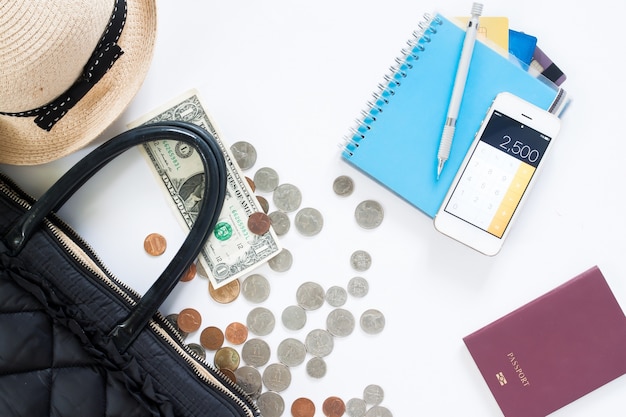 写真 手袋、お金、クレジットカード、携帯電話、パスポート、白い背景で旅行コンセプトのフラットなレイアウト