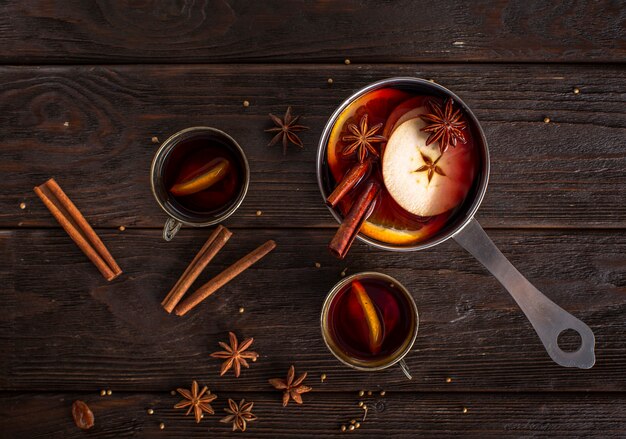 Photo flat lay pan with mulled wine and cups