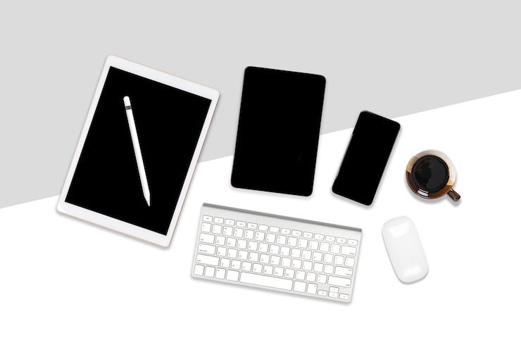 Photo ラップトップコンピュータ、デジタルタブレット、携帯電話、acceを備えたオフィステーブルの平らな写真