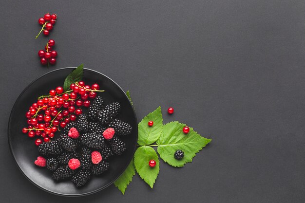 Photo flat-lay plate of berries with copyspace