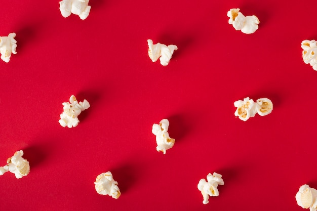 Photo flat lay popcorn on red background