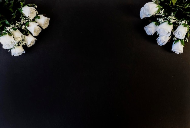 Фото Плоская открытка для похорон смерти белые розы на черном фоне