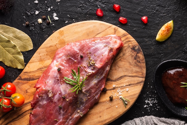 Foto piatto di laici concetto di carne cruda