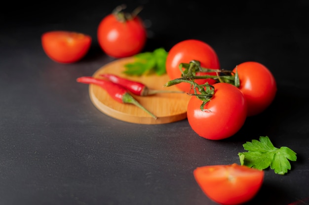 Piatto posare rosso fresco biologico pomodorini naturali sul tavolo, ingredienti insalata vegana