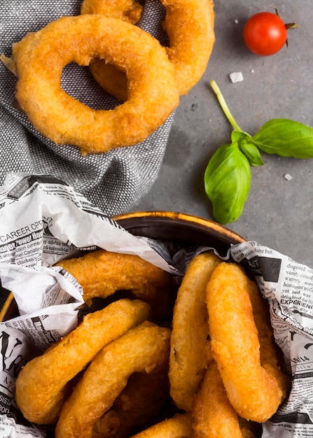 Photo flat lay of ring fries with tomatoes