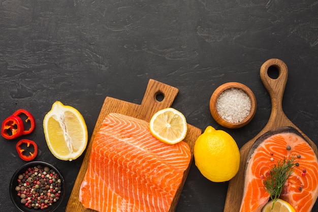 Photo flat lay salmon and lemon arrangement