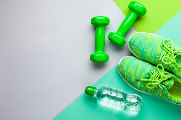 Photo flat lay sports attributes with water bottle and shoes