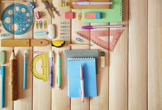 Photo flat lay of stationery on wooden background