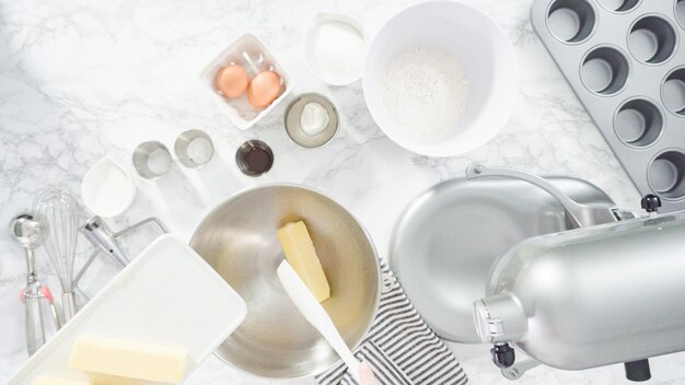 Disposizione piatta. passo dopo passo. mescolare gli ingredienti nel mixer da cucina per cuocere i cupcakes alla vaniglia a tema sirena.