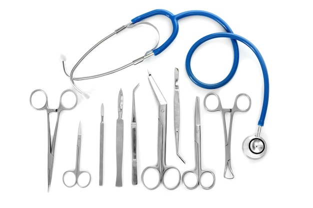 Foto posa piatta di strumenti chirurgici su sfondo bianco