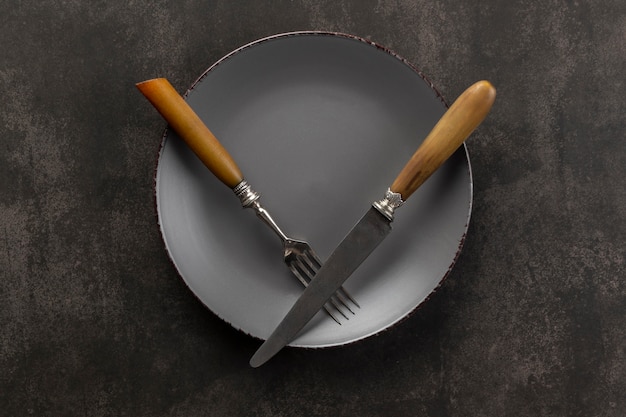 Photo flat lay table assortment with plate and cutlery