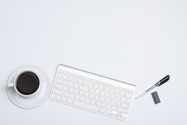 Flat lay, top view modern office table desk. coffee cup, pen and keyboard