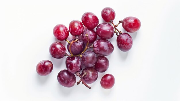 Плоский вид красного винограда на белом фоне