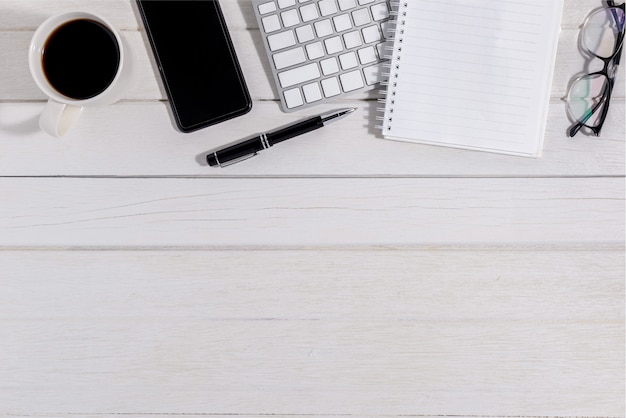 Photo flat lay, top view wooden office desk workspace