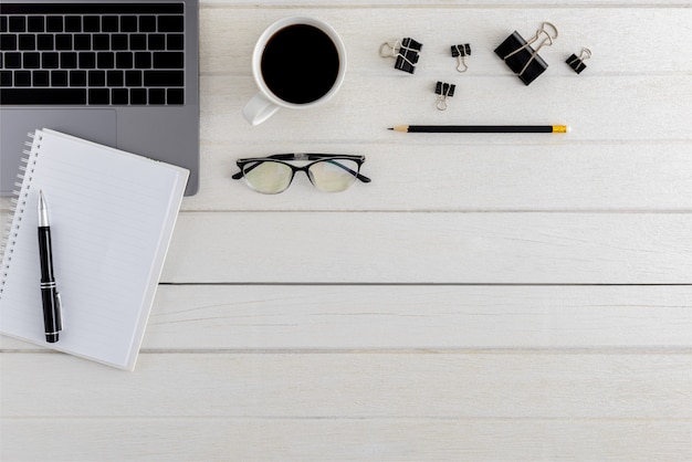 Photo flat lay, top view wooden office desk workspace