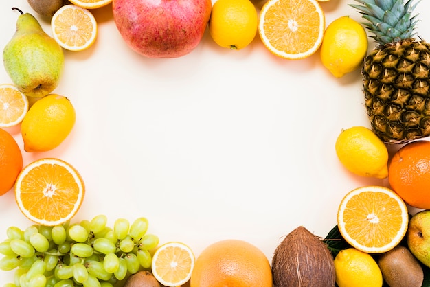 Foto disposizione piatta di frutti tropicali e agrumi