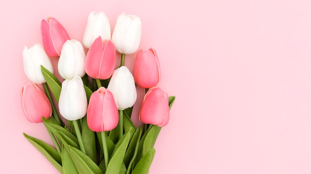 Photo flat lay of tulips bouquet with copy space
