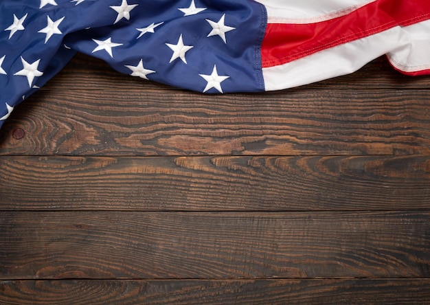Плоский флаг США на коричневой деревянной доске винтажный фон с копировальным пространством сверху Баннер