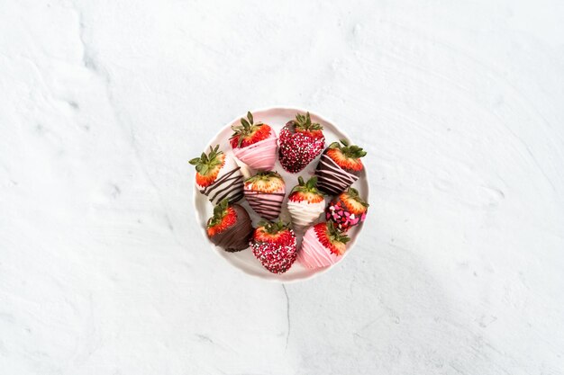 Фото Плоская кладка разнообразие клубники в шоколаде на подставке для торта