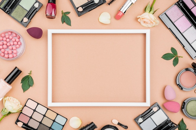 Flat lay verschillende schoonheidsproducten samenstelling met leeg frame