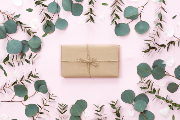 Плоская планировка винтажной подарочной коробки из крафт-бумаги с цветочной рамкой