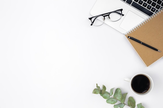 Photo flat lay white background with laptop notepad coffee cup and glasses