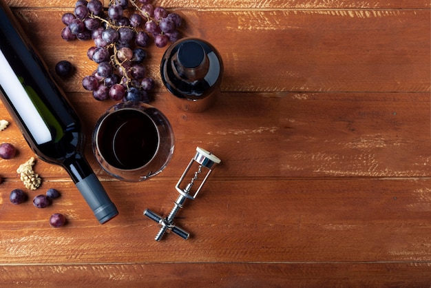 Foto bottiglia di vino piatto e vetro con cavatappi