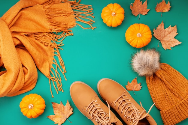 寒い日のための快適な暖かい服装を備えた平置き。快適な秋、冬服のショッピング、販売、流行色のスタイルのスタイル