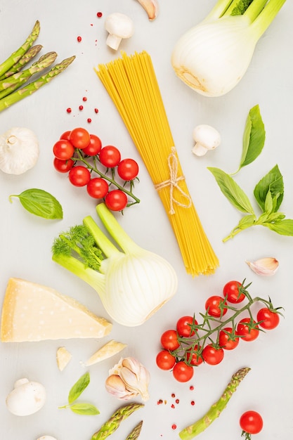 さまざまな種類の伝統的なイタリアンパスタスパゲッティと調理材料を使ったフラットレイ。伝統的なイタリア料理のコンセプト