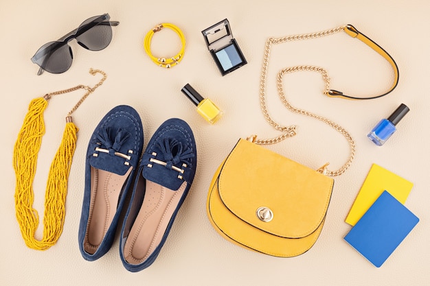 Foto lay piatto con accessori moda donna nei colori giallo e blu. blog di moda, stile estivo, shopping e concetto di tendenze