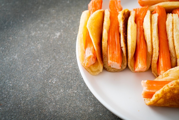 Foto rotolo di pancake piatto con bastoncino di granchio