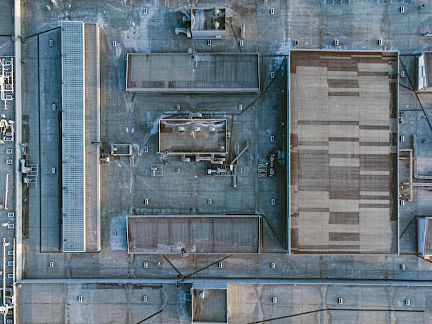 Плоская крыша промышленного здания с инженерным оборудованием.