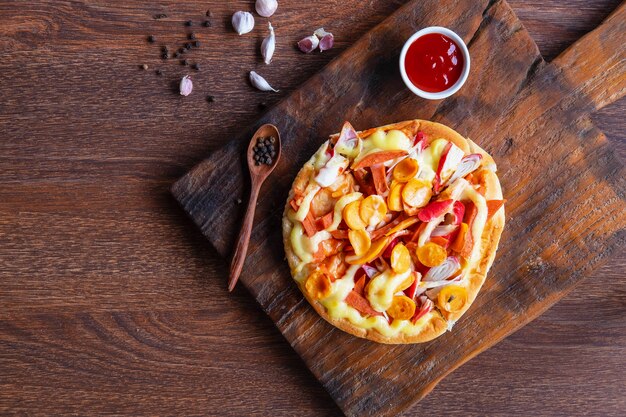 Flatbread pizza op houten pizzabord