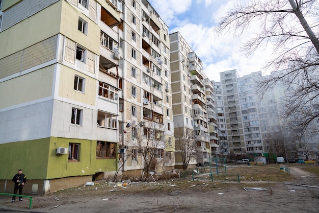 Flatgebouw beschadigd na bombardement op Kiev Oekraïne
