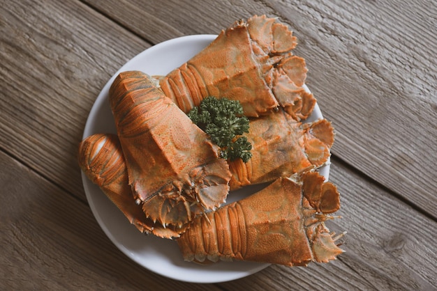 Flathead kreeft garnalen geserveerd op witte plaat verse pantoffel kreeft flathead gekookt koken voedsel met peterselie in het visrestaurant Rock Lobster Moreton Bay Bug