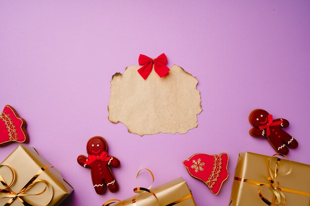 Flatlay-compositie met kerstmanlijst en ingepakte geschenkdozen geïsoleerd