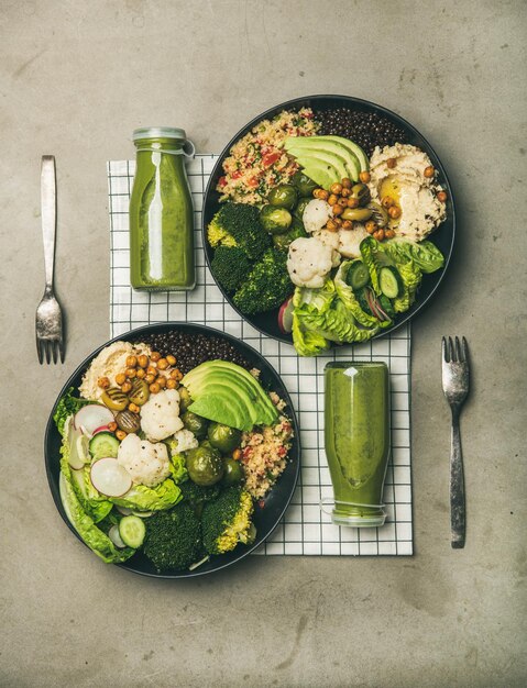 Flatlay of healthy dinner met superbowls en groene smoothies