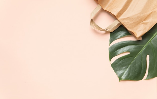 Foto flatlay-ontwerp van milieuvriendelijke tas op roze muur.