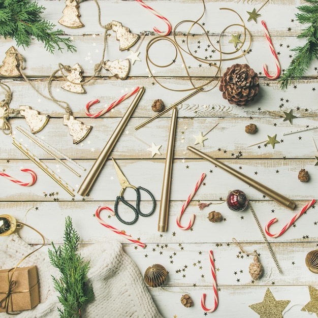 Modello flatlay di decorazioni natalizie oggetti giocattoli candele