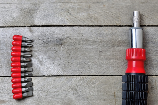 Flatlay.screwdriver en bits op een houten tafel. kopieer ruimte