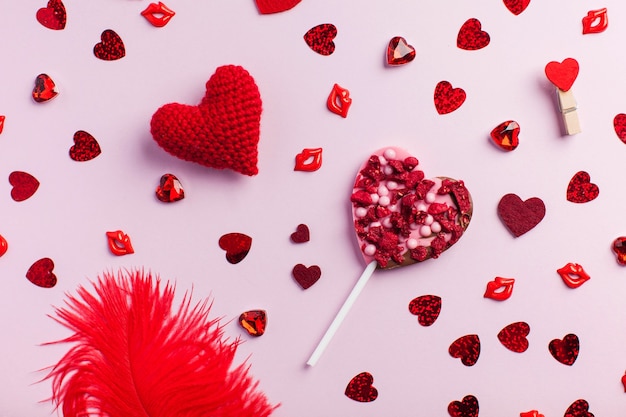 Flatlay valentijnsdag wenskaart verschillende rode harten op een roze achtergrond