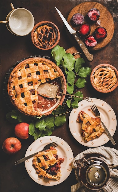 Flatlay van appel- en pruimentaart op rek met thee