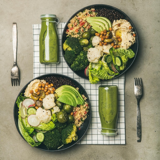 Flatlay van gezond diner met superbowls en smoothies vierkant gewas