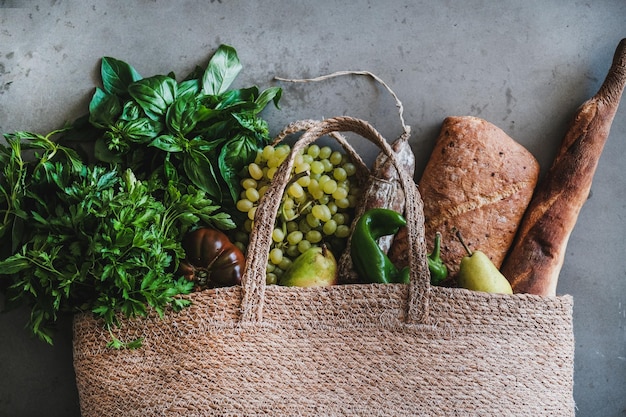 Flatlay van gezonde boodschappentas met verse groenten en fruit