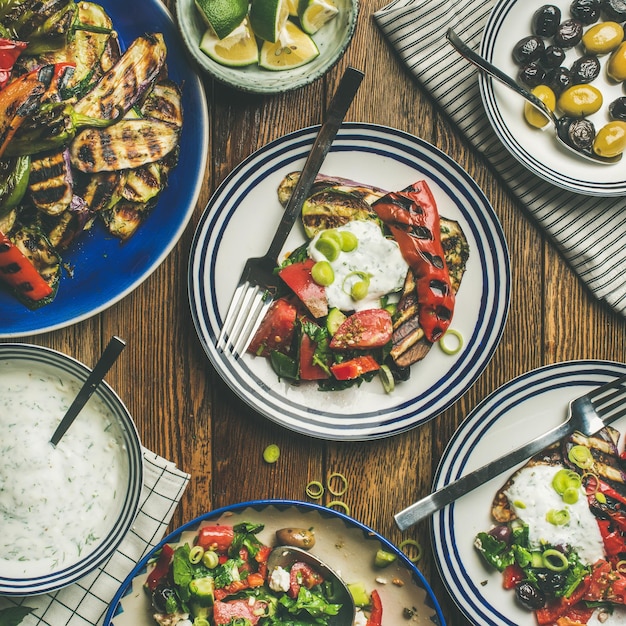 Flatlay van gezonde eettafel met salade en snacks