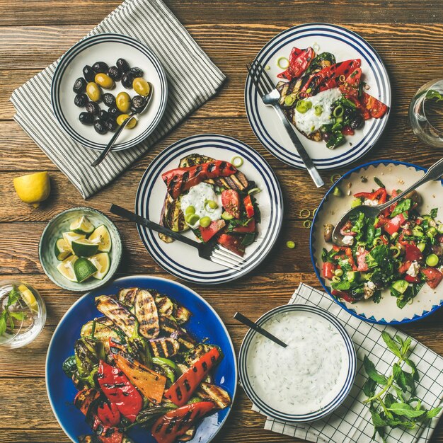 Flatlay van gezonde eettafel met snacks