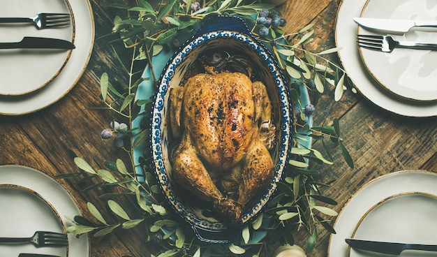 Flatlay van hele geroosterde kip in dienblad voor kerstviering