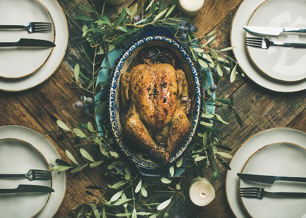 Flatlay van hele geroosterde kip voor het bovenaanzicht van de kerstviering