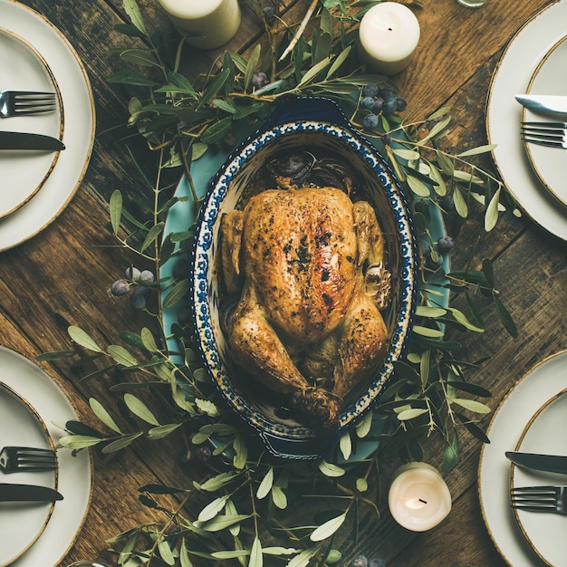 Flatlay van hele geroosterde kip voor kerstvierkante oogst